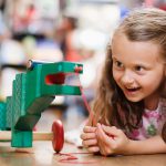 دختر 9 ساله با اسباب بازی دایناسور
